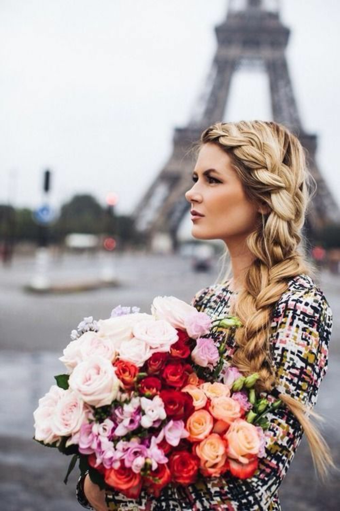Tresse sur le coté coiffure style bohème femme à Paris grand bouquet de fleurs