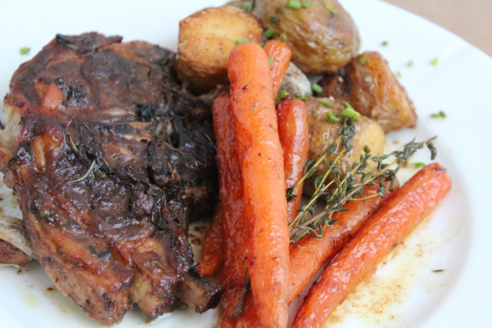 agneau rôti au four avec des carottes, pommes de teere, plat principal viande, repas de paques