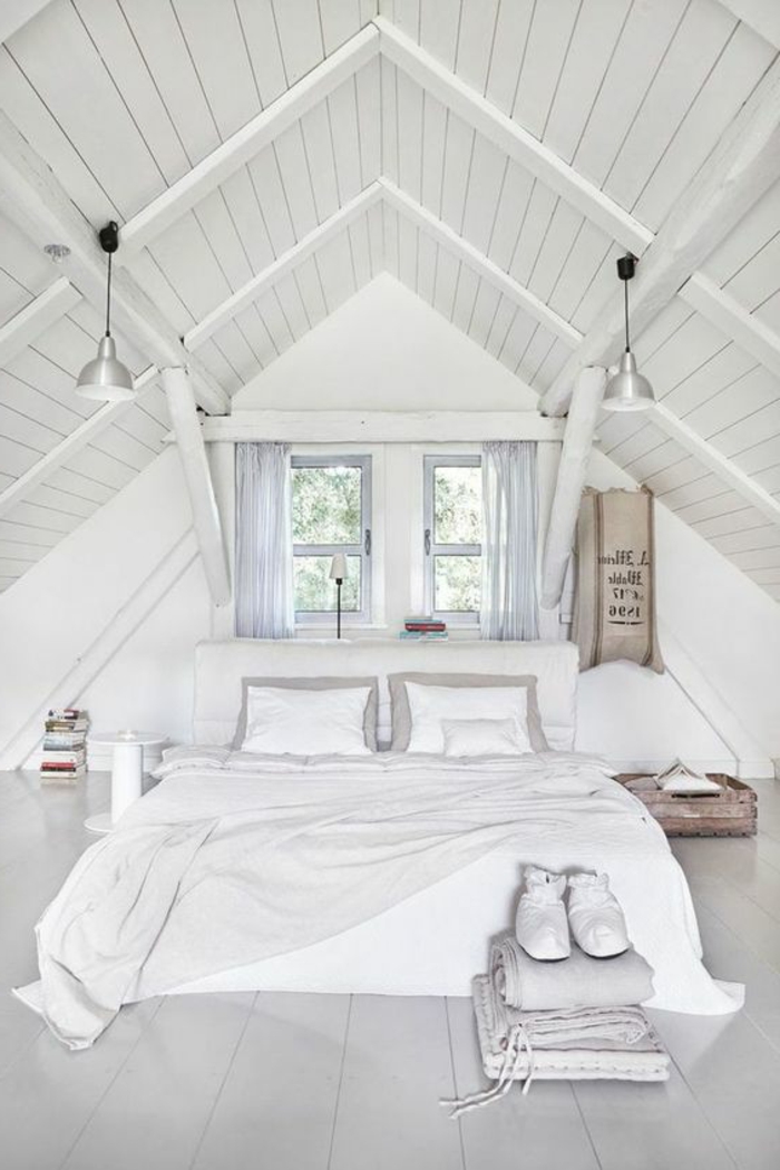 déo chambre tout en blanc, chambre mansardée, lit blanc, linge de lit blanc, paequet blanc et peinture murale blanche, lucarnes