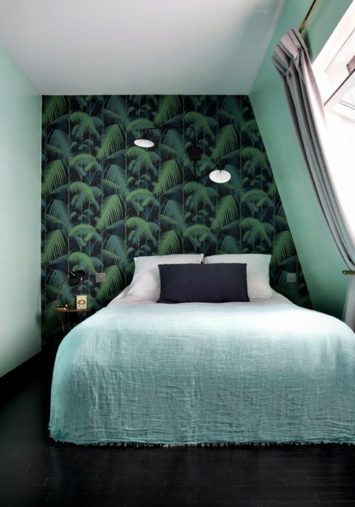 mur d'accent papier peint tropical, couleur peinture mur vert, couverture de lit verte, revêtement sil noir, luminaires