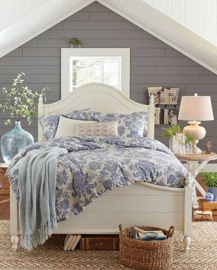 mur d accent gris, lit blanc, couverture de lit, motif fleurs, table de nuit ronde, lampe de chevet vintage, plantes, amenagement comble