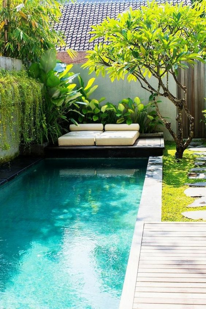 aménagement d'une petite piscine, ambiance zen dans la cour intérieure, contour piscine en béton