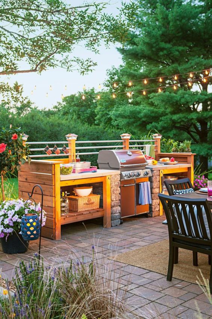 espace barbecue en pierre et en bois aménagé sur une terrasse, cuisine d'été aux touches colorées