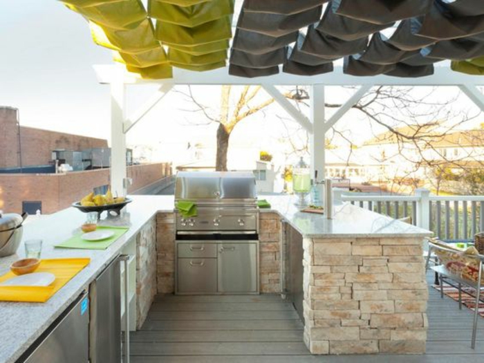 terrasse équipée d'un espace cuisine, cuisine d'extérieure en pierre à plan de travail marbré