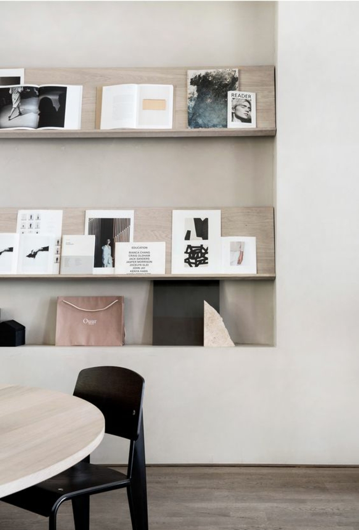 appartement minimaliste, chaise noire et table ovale en bois, étagères en bois 