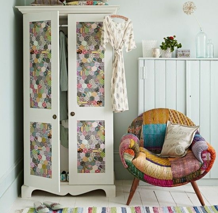 relooker un meuble, armoire ancienne blanc, customisé avec du papier peint à motifs points, tapis à rayures, canapé mutlicolore, parquet blanchi