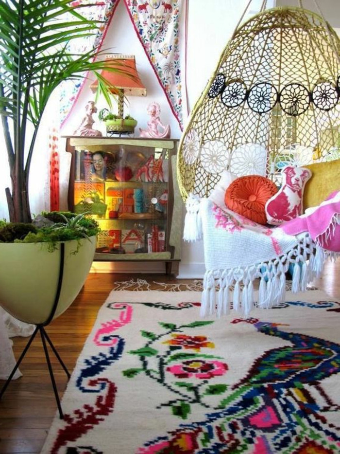 balancoire adulte de style boho, tapis original avec fleurs et paon 