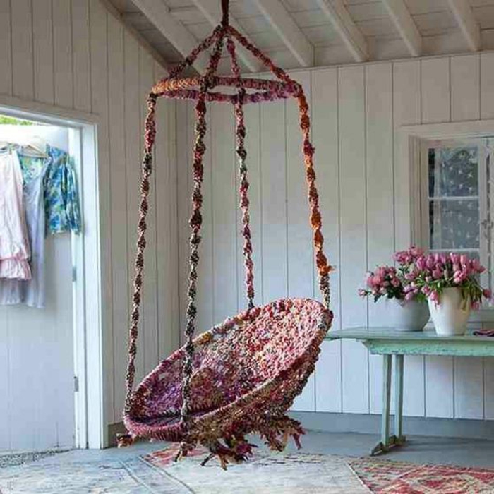balancoire adulte, chaise balançoire bariolée style boho chic, table turquoise et pots de fleurs
