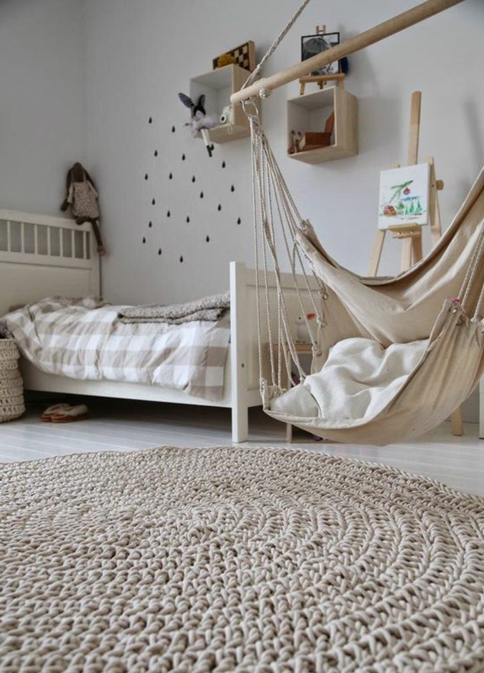 balancoire adulte, hamac suspendu blanc, tapis crochetén chambre d'enfant en couleurs claires 