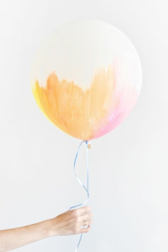 des ballons aux couleurs pastels, décoration baby shower réalisée avec des ballons et aquarelle
