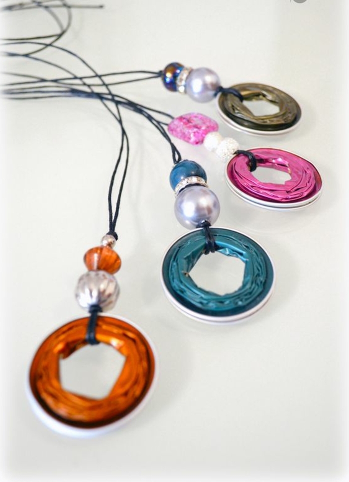 bijoux avec capsules nespresso, quatre colliers avec capsules différentes
