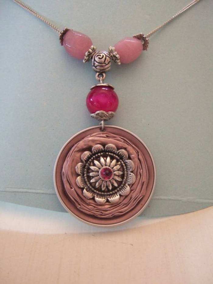 bijoux avec capsules nespresso, médaillon rose