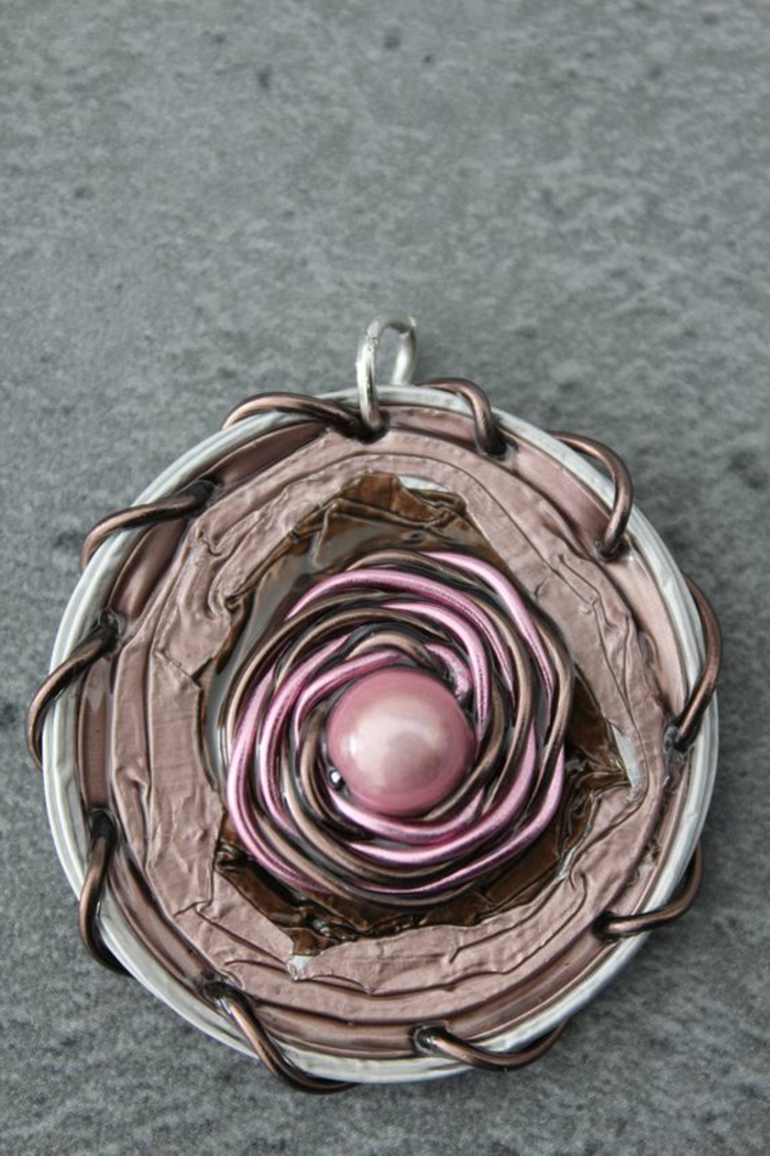 bijoux capsules nespresso, médaillon avec une perle rose et fil tordu 