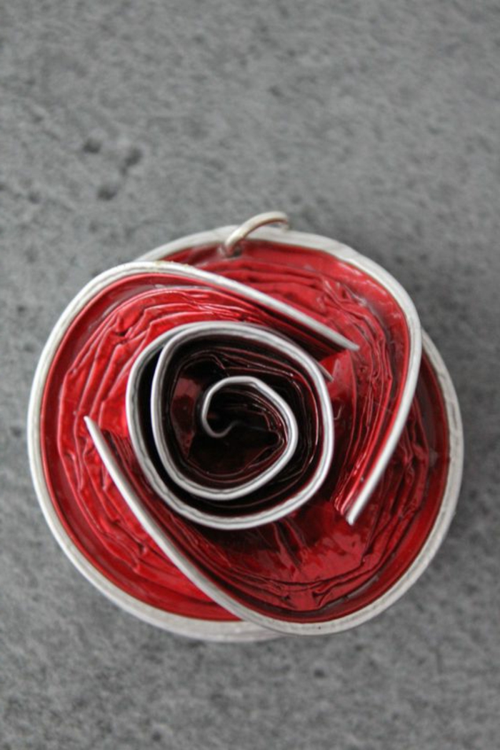 bijoux en capsules nespresso, fleur en capsules rouges 