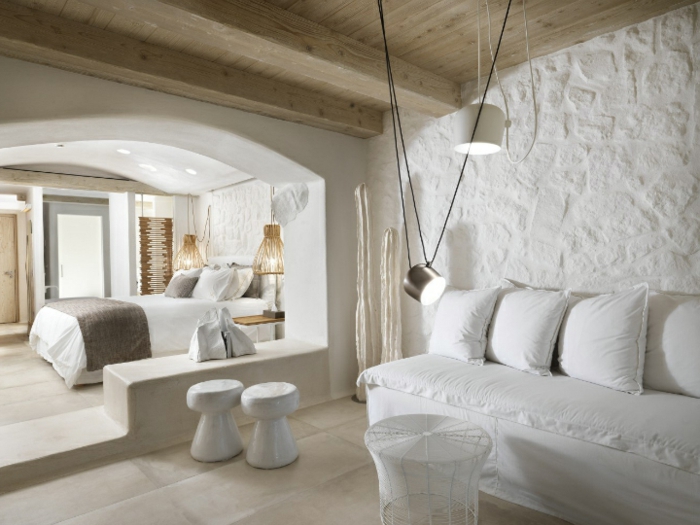 décoration grecque, plafond avec poutres en bois, lampes suspendues, canapé blanc