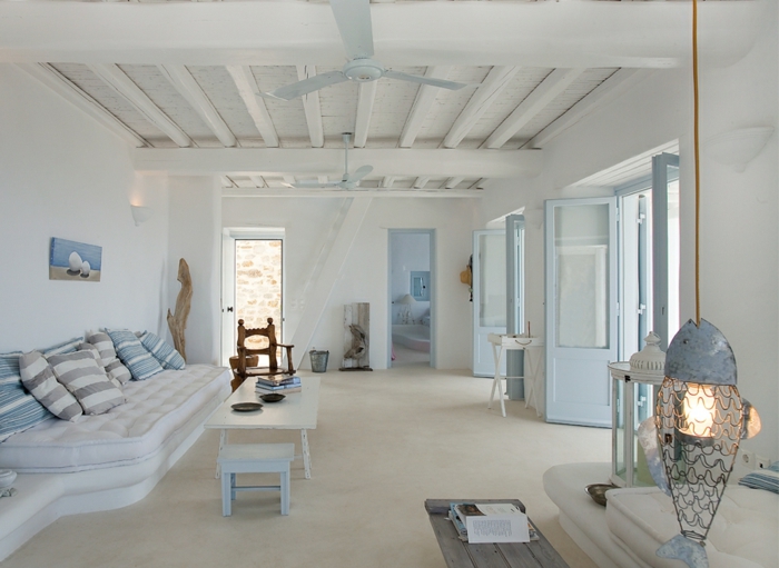 décoration grecque, plafond avec poutres en bois, ventilateur de plafond, portes bleu clair