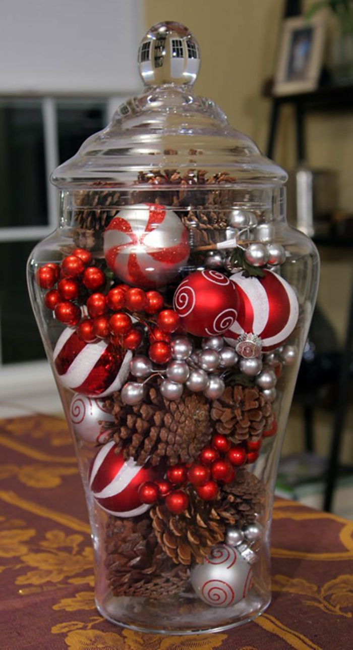 bocal en verre, décoration avec cônes et boules de Noel 