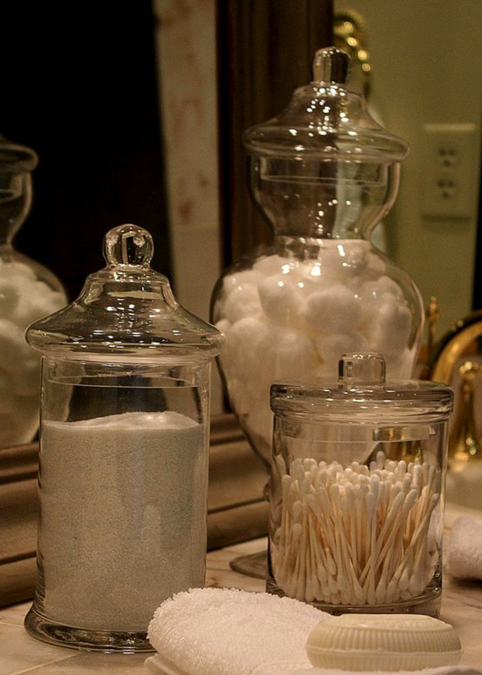 bouteilles et bocaux utilisés pour le rangement des trucs dans la salle de bains 