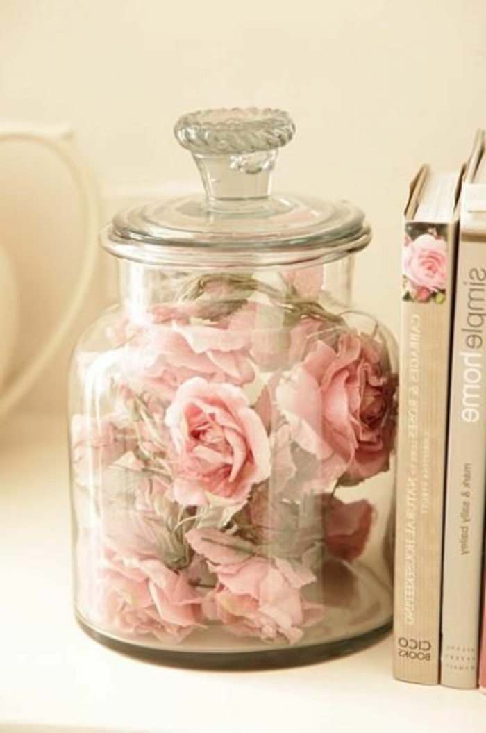 roses séchées dans un bocal en verre, décoration shabby chic 