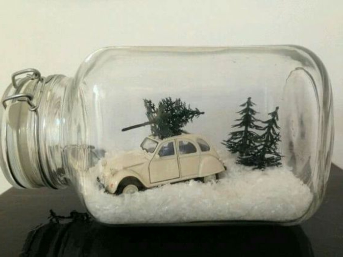 bocal verre, petite voiture vintage mise dans un bocal en verre