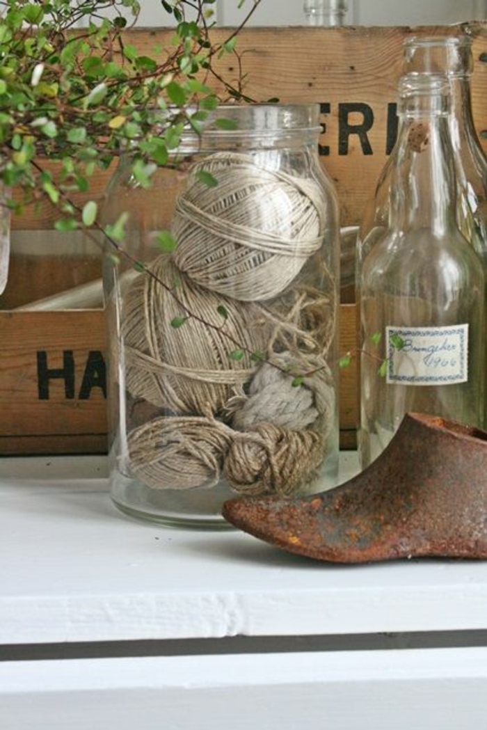 bocaux verre, décoration avec objets réutilisés, caisses en bois et bocaux 