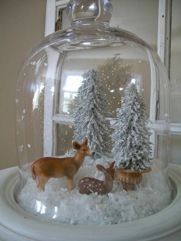 bocaux verre, jouets de Noel et neige artificielle dans une pot en verre