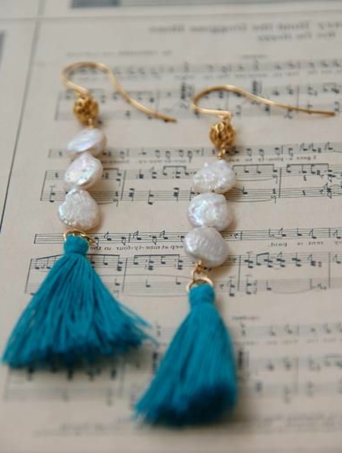 diy boucle d'oreillle avec pompons bleus et perles blanches