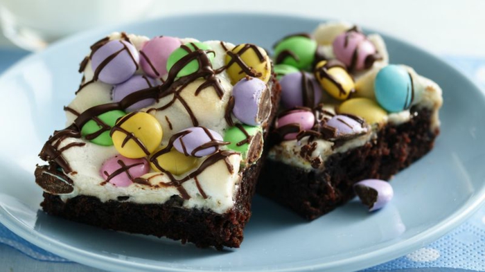 comment faire un gateau de paques, brownie au chocolat, décoré de pépites de chocolat multicolores