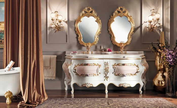 deco baroque, salle de bain, miroirs dorés, rideaux longs, baignoire avec pieds dorés