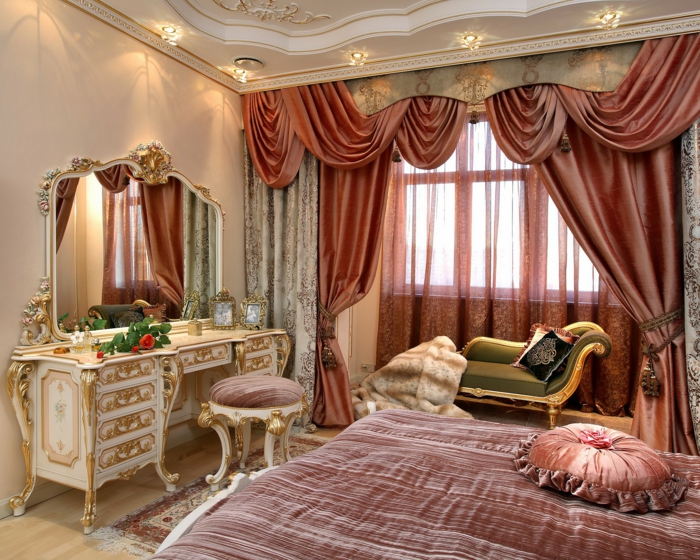 rideau baroque, grand miroir, plafond avec déco en plâtre, mobilier baroque
