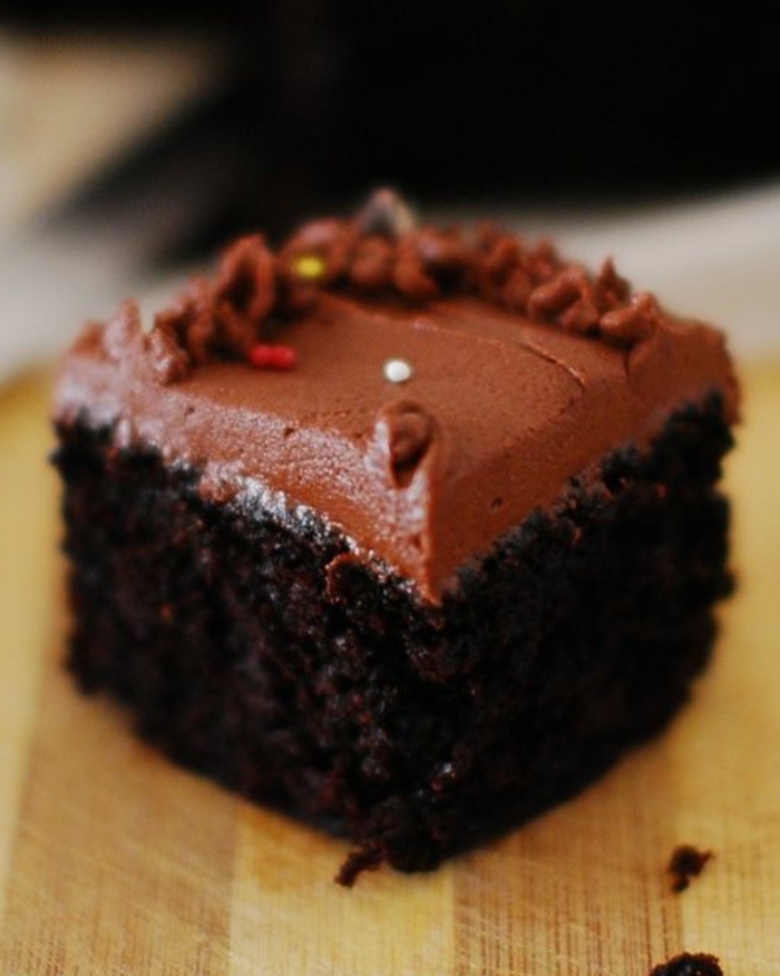 cake sans oeuf au chocolat avec glaçage noir mousseux