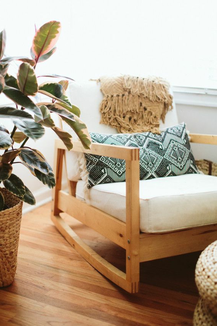 deco boheme, plante verte, parquet en bois, chaise à bascule, coussins décoratifs