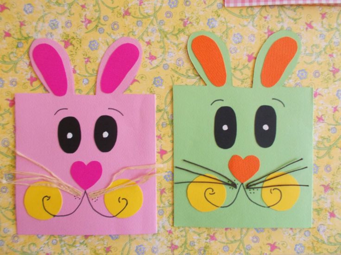 carte de paques, motif lapin de paques rose et vert, traits de visage en papier, museau coeur, des yeux noirs, moustaches