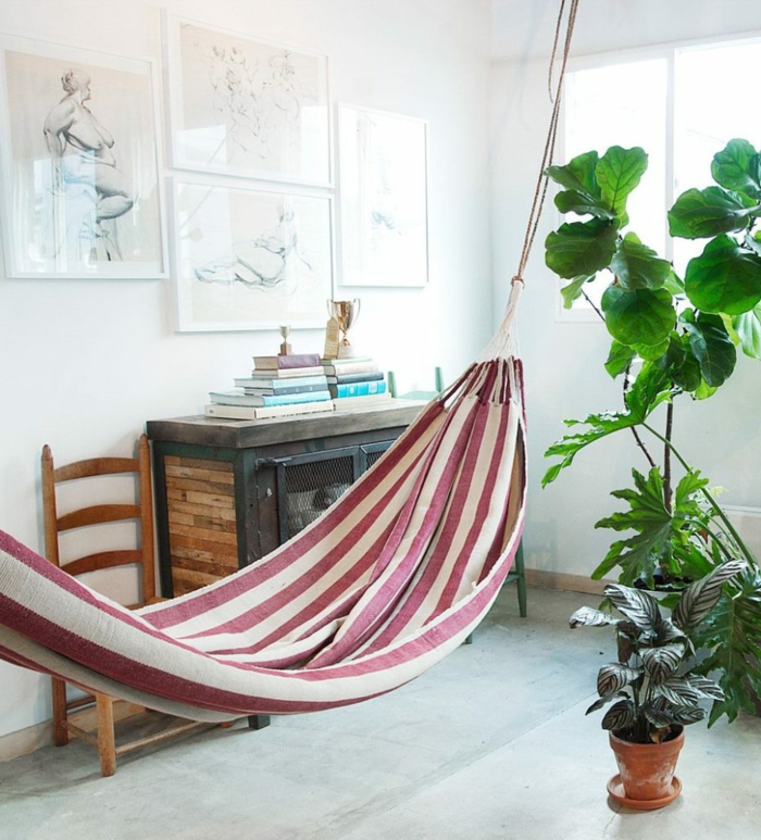 chaise balancoire, hamac à rayures et peintures chromatiques, plantes vertes