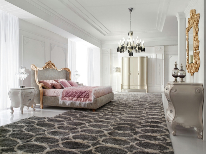mobilier baroque, tapis moelleux, plafond avec déco en plâtre, miroir doré, chambre baroque