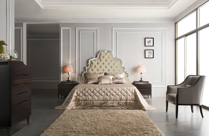 meubles de charme, plafond foncé, tapis moelleux, lit baroque, grande fenêtre, deco baroque