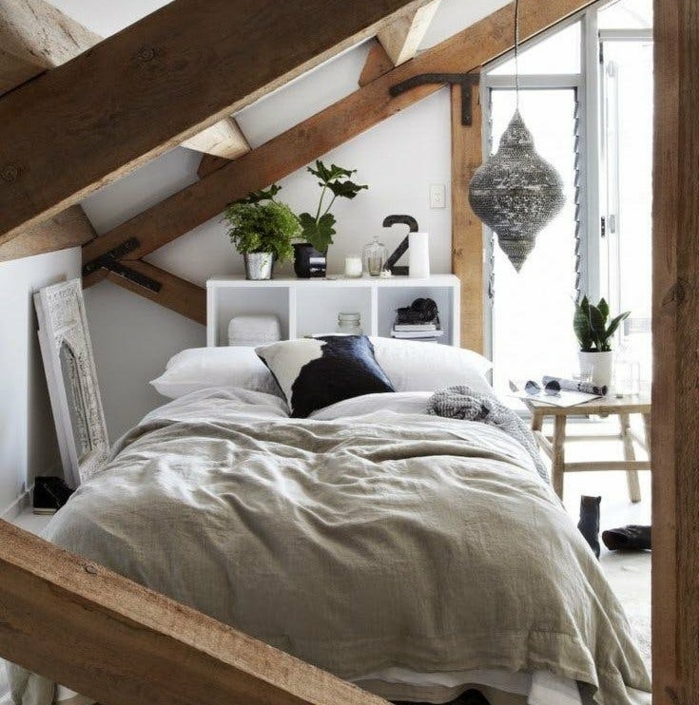 chambre en blanc, poutres apparentes, amenager comble, linge d lit blanc et gris, meuble de rangement blanc, motif orientaux, table en bois