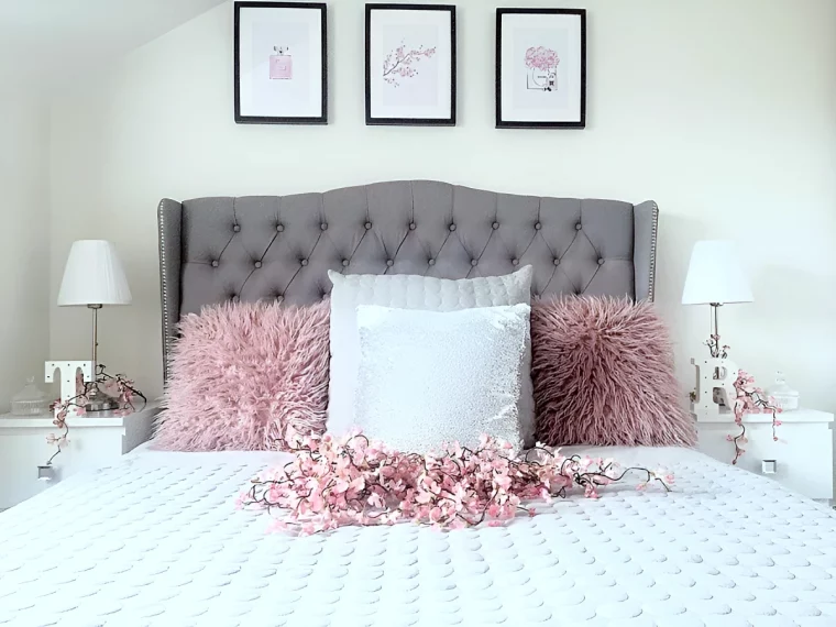 chambre en gris et rose couleurs claires