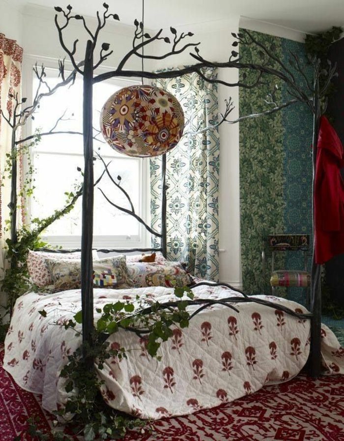 deco chambre boheme, cadre de lit en bois, rideaux longs verts, tapis rouge et blanc