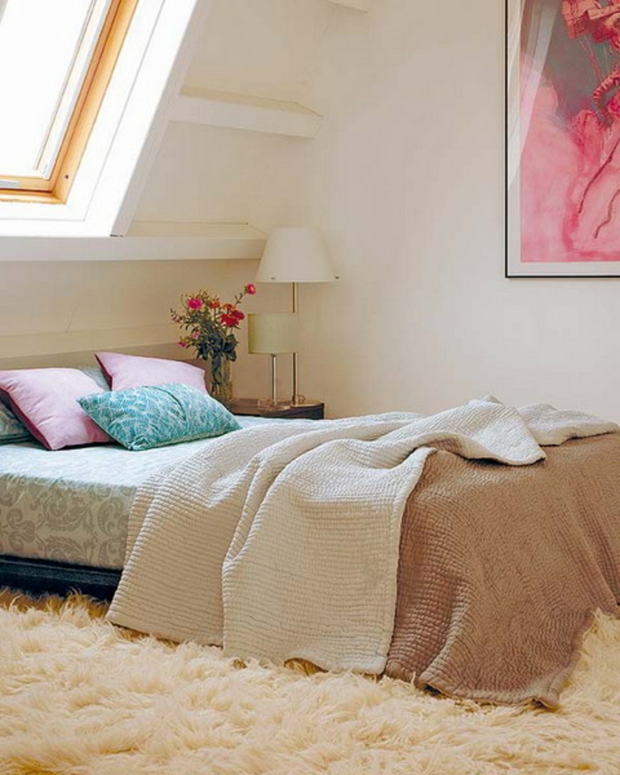 modèle de chambre mansardée, tapis blanc, couleur mur blanc, lit, coussins multicolores, couverture de lit marron, fleurs