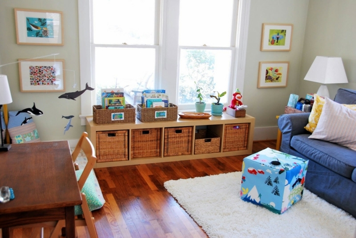 aménagement chambre bébé méthode montessori, parquet en bois, bureau, chaise en bois, canapé bleu, meuble rangement en bois, deco murale, pouf, tapis blanc