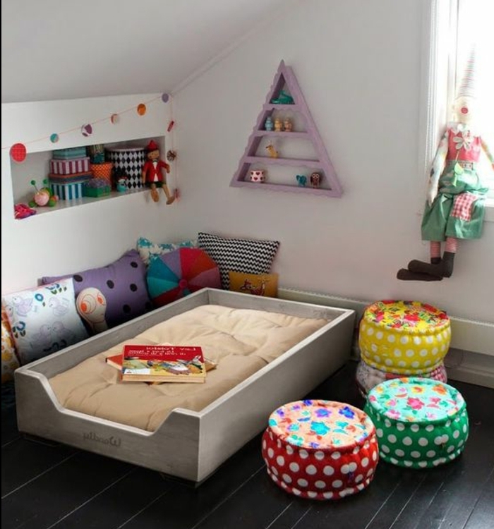 paruqet en bois foncé, lit bébé montessori, matelas, poufs multicoloresm coussins multicolores, etageres triangle, etagere encastrée dans le mur, jouets