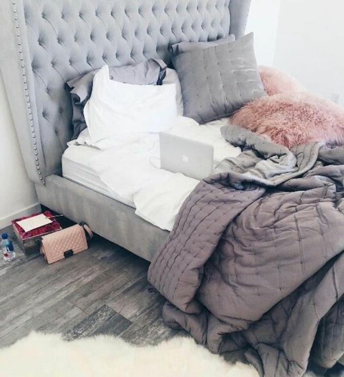 chambre rose et gris, lit gris avec une tete de lit capitonnée, parquet en bois gris, tapis blanc, linge de lit rose, blanc et gris, deco chambre cocooning