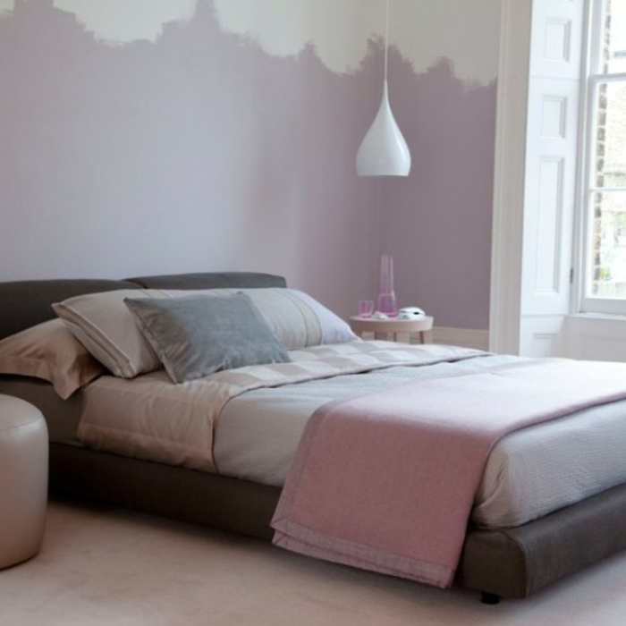 chambre rose et gris, peinture mur rose et blanc, lit gris, tapis blanc, parure de lit rose, gris, beuge, suspension blanche