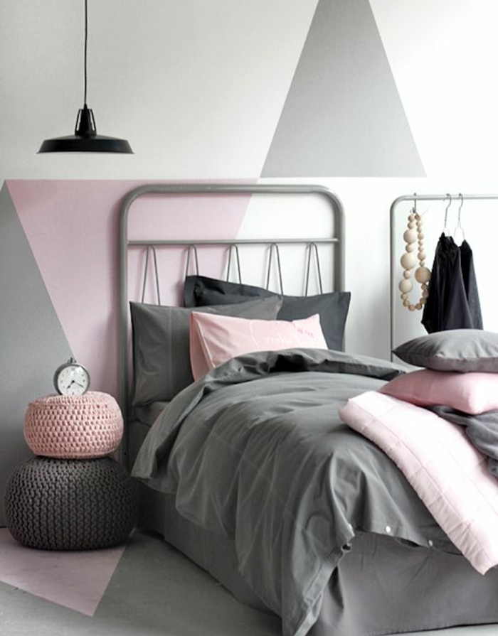 peinture chambre adulte, mur à triangles gris, rose et blancs, parure de lit grise avec des coussins rose, chambre cocooning