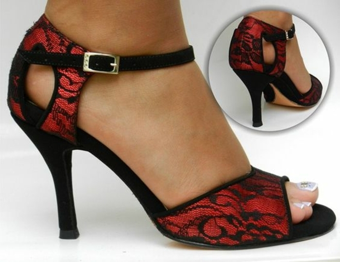 chaussure de danse femme en rouge et noir dentelle ouvertes des deux cotés derrière