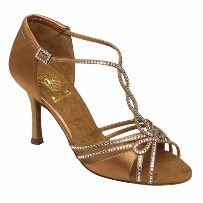 chaussures de danse femme couleur bronze avec des pierres blanches soulignantes les courbes du pied