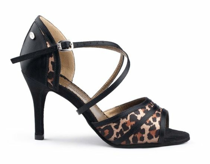 chaussures de danse en noir et aux motifs léopard avec logo derrière