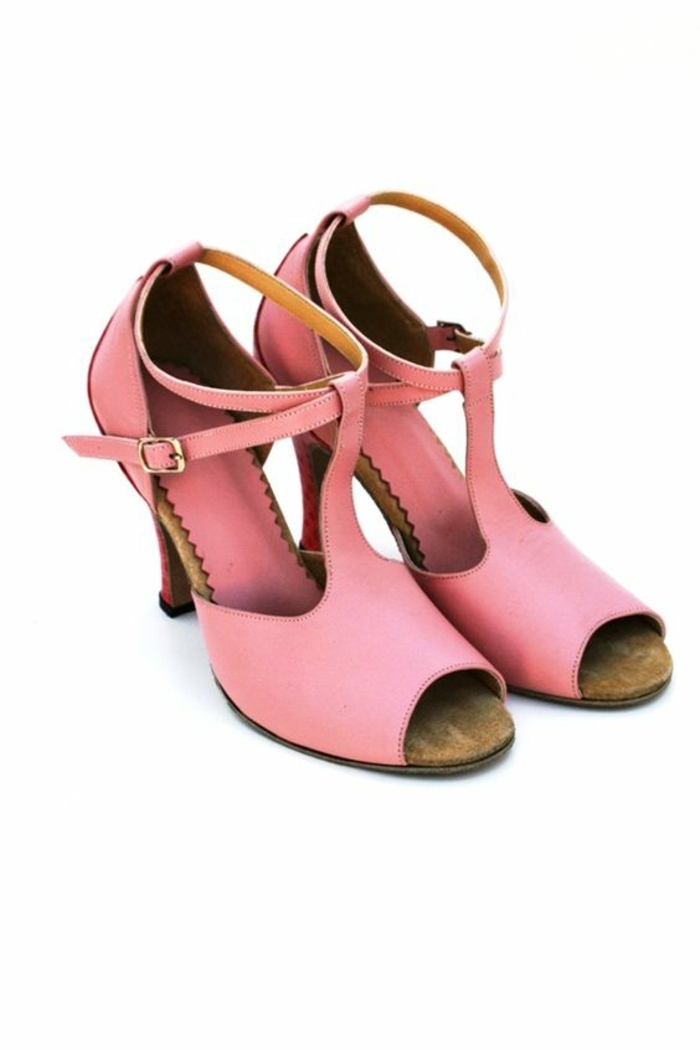 chaussures danse femme en rose pastel pour celles qui aiment le tango 