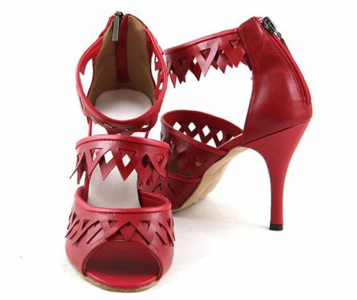 chaussures danse rouges sur Etsy avec des motifs ciselés devant et sur la cheville